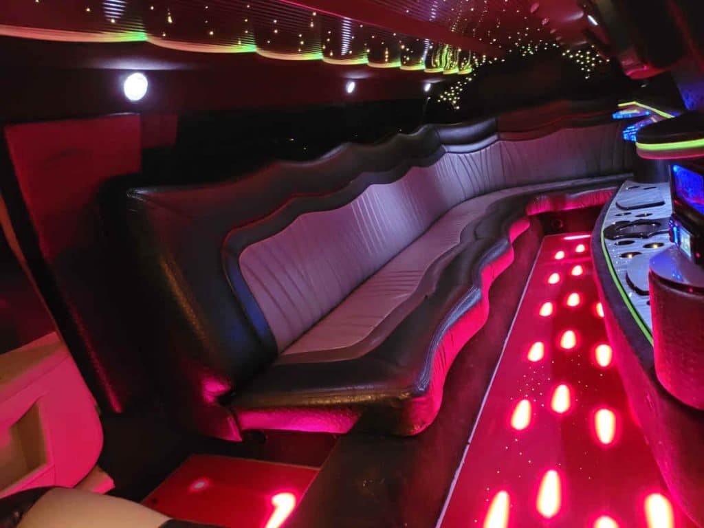 Innenausstattung einer pinken Stretchlimousine 300c mit Partybeleuchtung und Discoboden